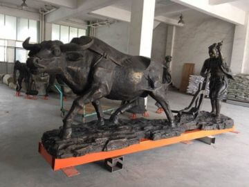 牛拉犁鑄銅雕塑