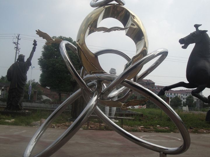 不銹鋼鏡面圓環(huán)雕塑
