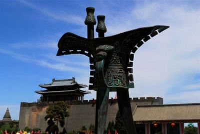 如何選擇靠譜的銅雕塑生產(chǎn)廠家？藝通·藝術五大優(yōu)勢解析