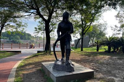 金華永康消防主題公園拉水管鑄銅人物雕塑